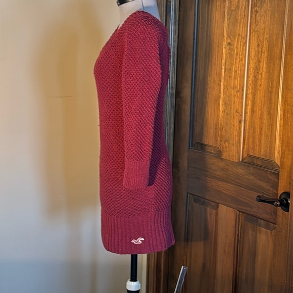 Hollister burgundy color 3/4 length sleeve sweater. Size Small - Picture 4 of 10